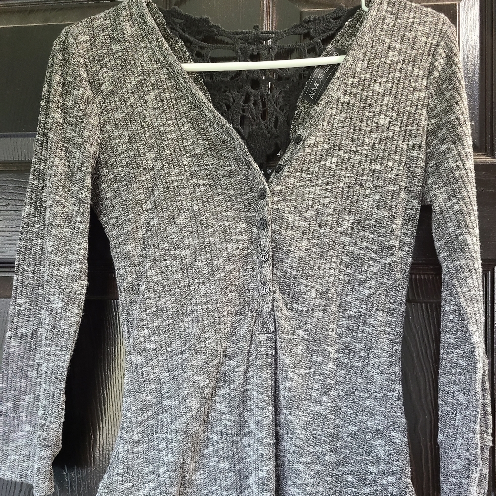 Womens v neck shirt with back detail, med